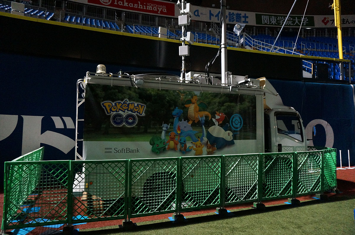 フェンスからフィールドに向けられたWi-Fiのアンテナ