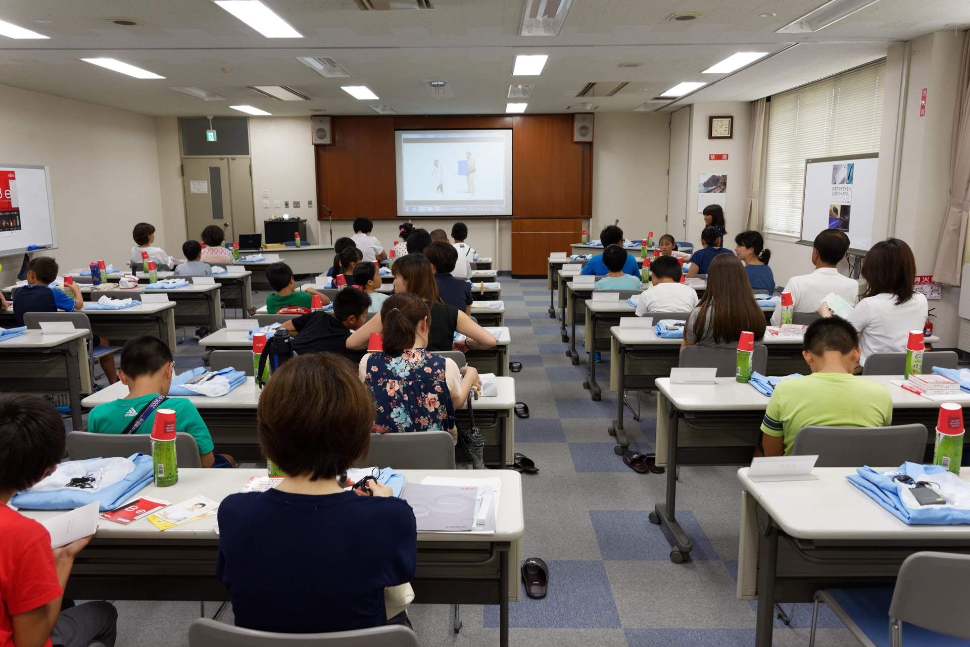 工場見学に集まった18組の親子