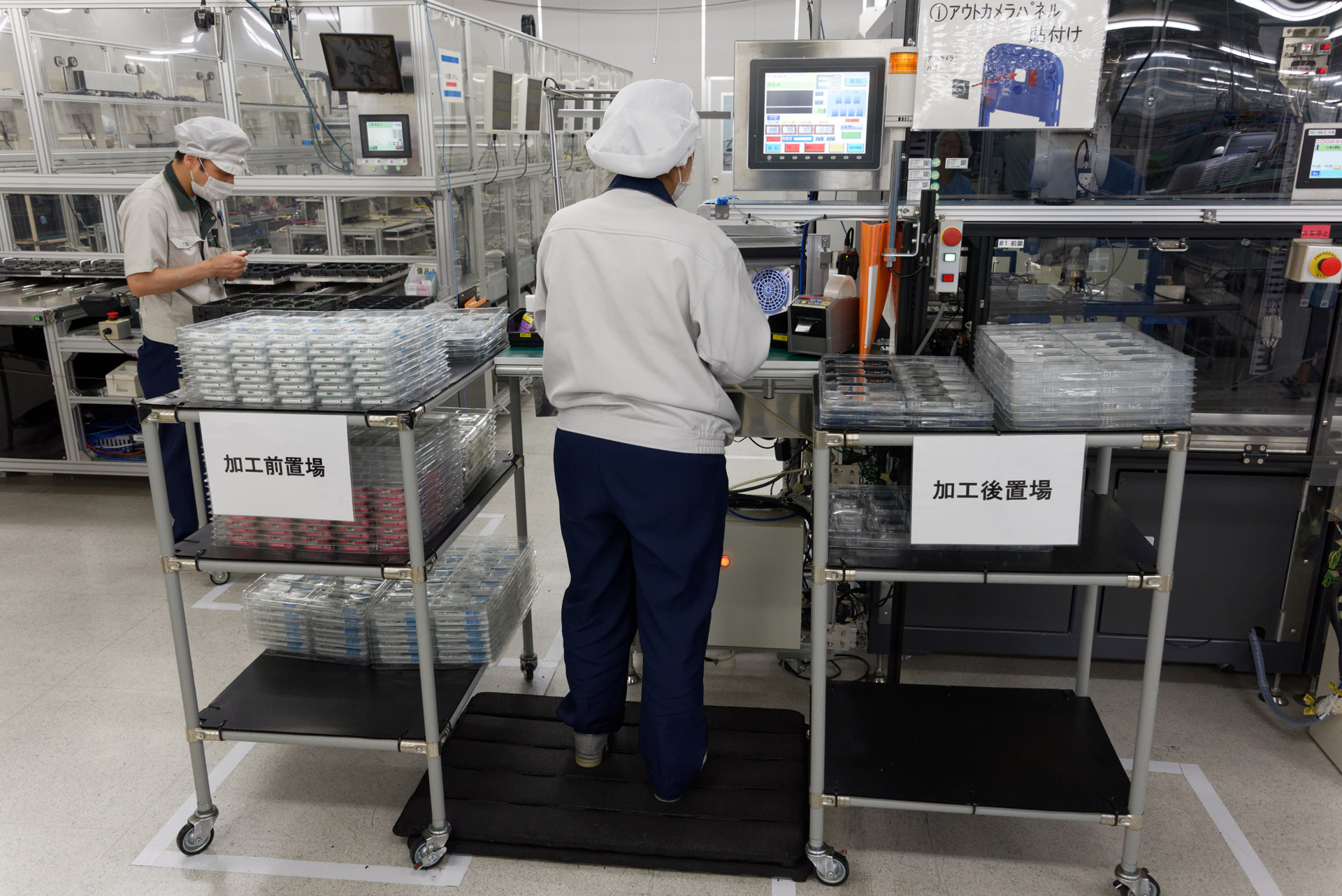 筐体への部品組み付けを行ういくつかのエリアでは、1人の作業員が加工前と加工後の部品をチェックする作業を兼務。コンベヤーに流し、ロボットによる組み付け後、反対側から再びコンベヤーで自動で戻るという、効率化の進んだ作業になっていた