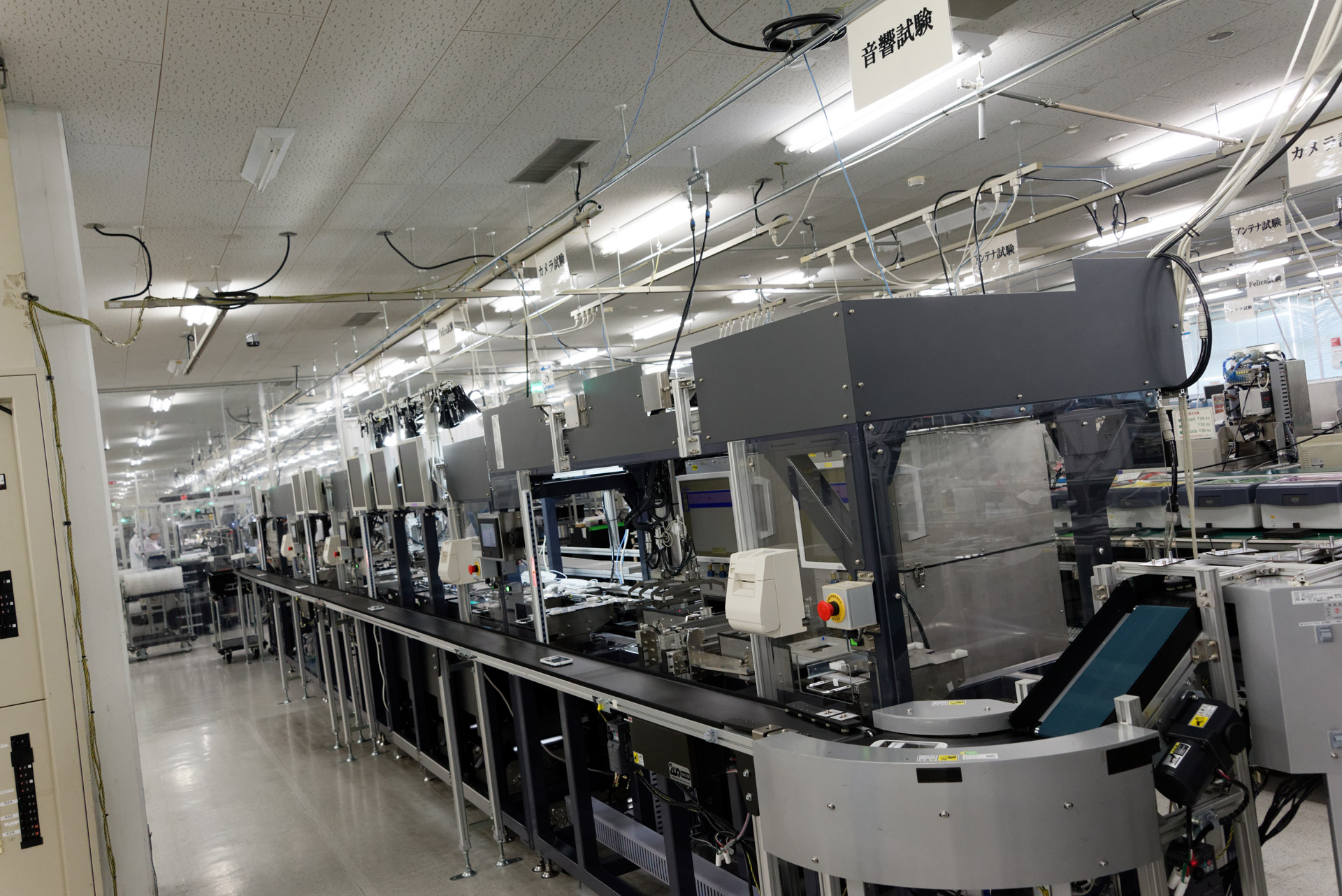 筐体への部品組み付けを行ういくつかのエリアでは、1人の作業員が加工前と加工後の部品をチェックする作業を兼務。コンベヤーに流し、ロボットによる組み付け後、反対側から再びコンベヤーで自動で戻るという、効率化の進んだ作業になっていた