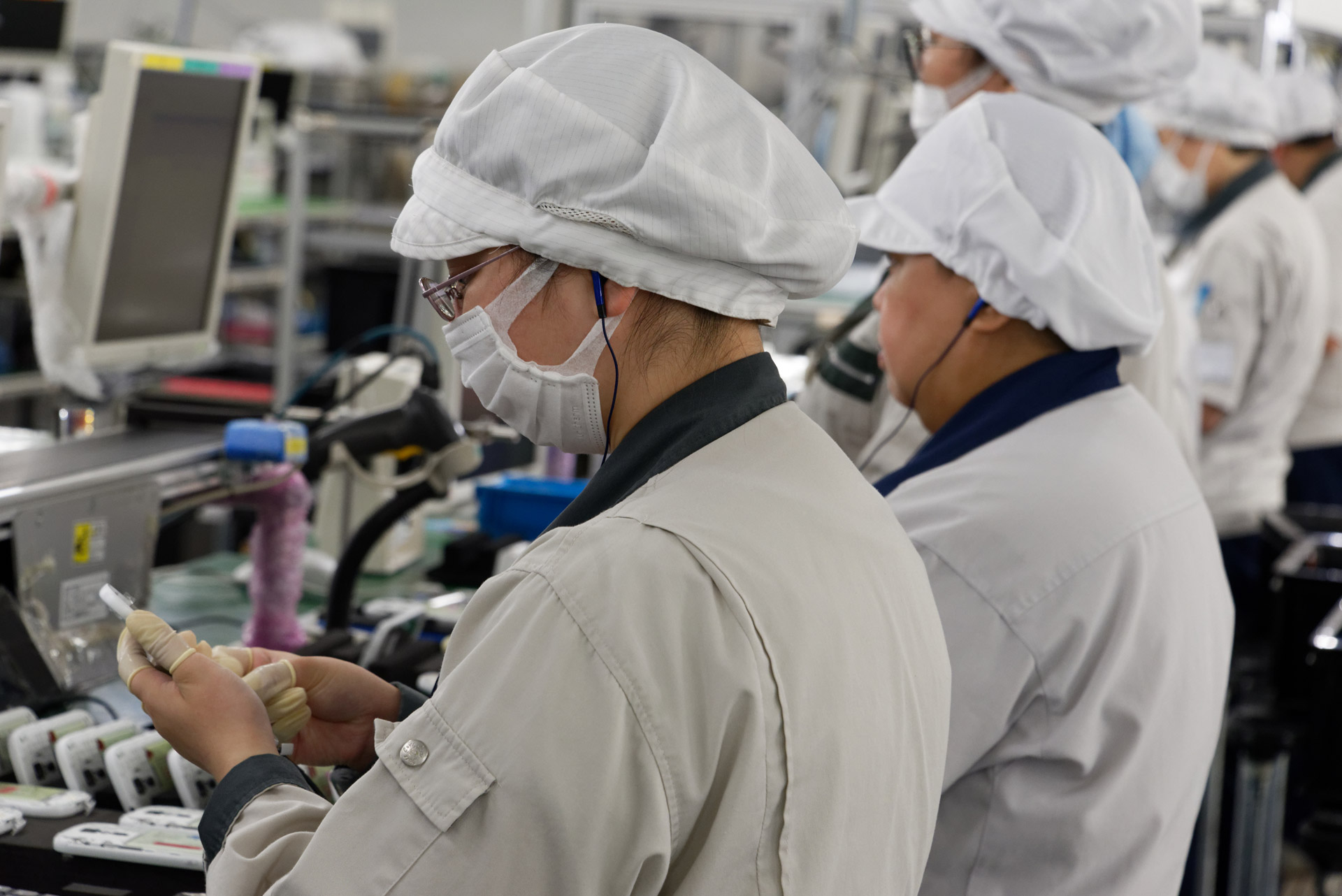 こちらでは人の手により1台ずつ画面操作を行い、正常に動作することを確認している