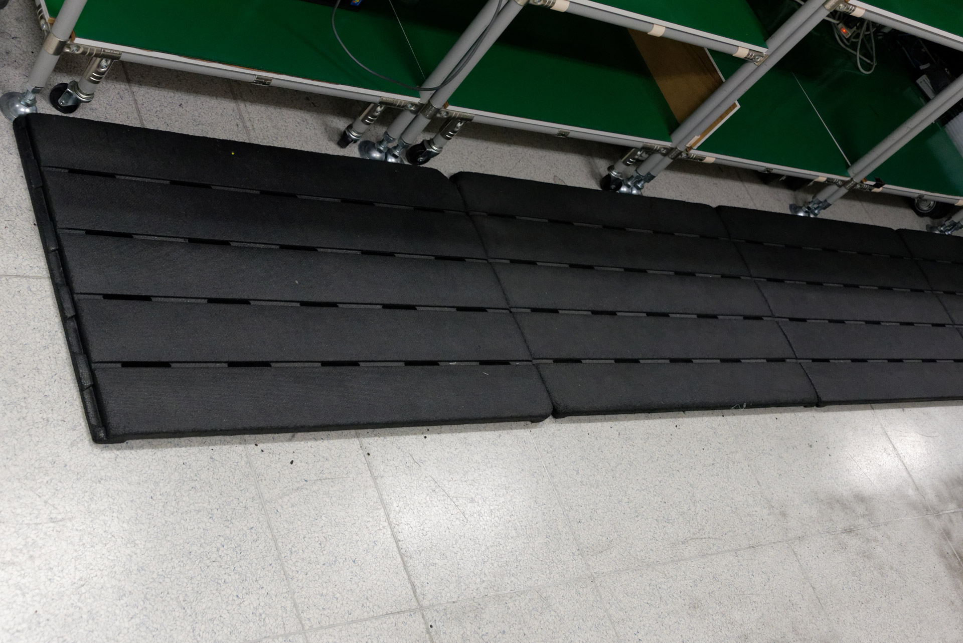 作業員が立つマット（すのこの上にラバー状のマットが貼り付けられているものと思われる）。作業員によって体格は異なるが、作業台自体は高さを変えられないため、こういったマットを重ねることで身長差があっても快適に作業できるようにしていた