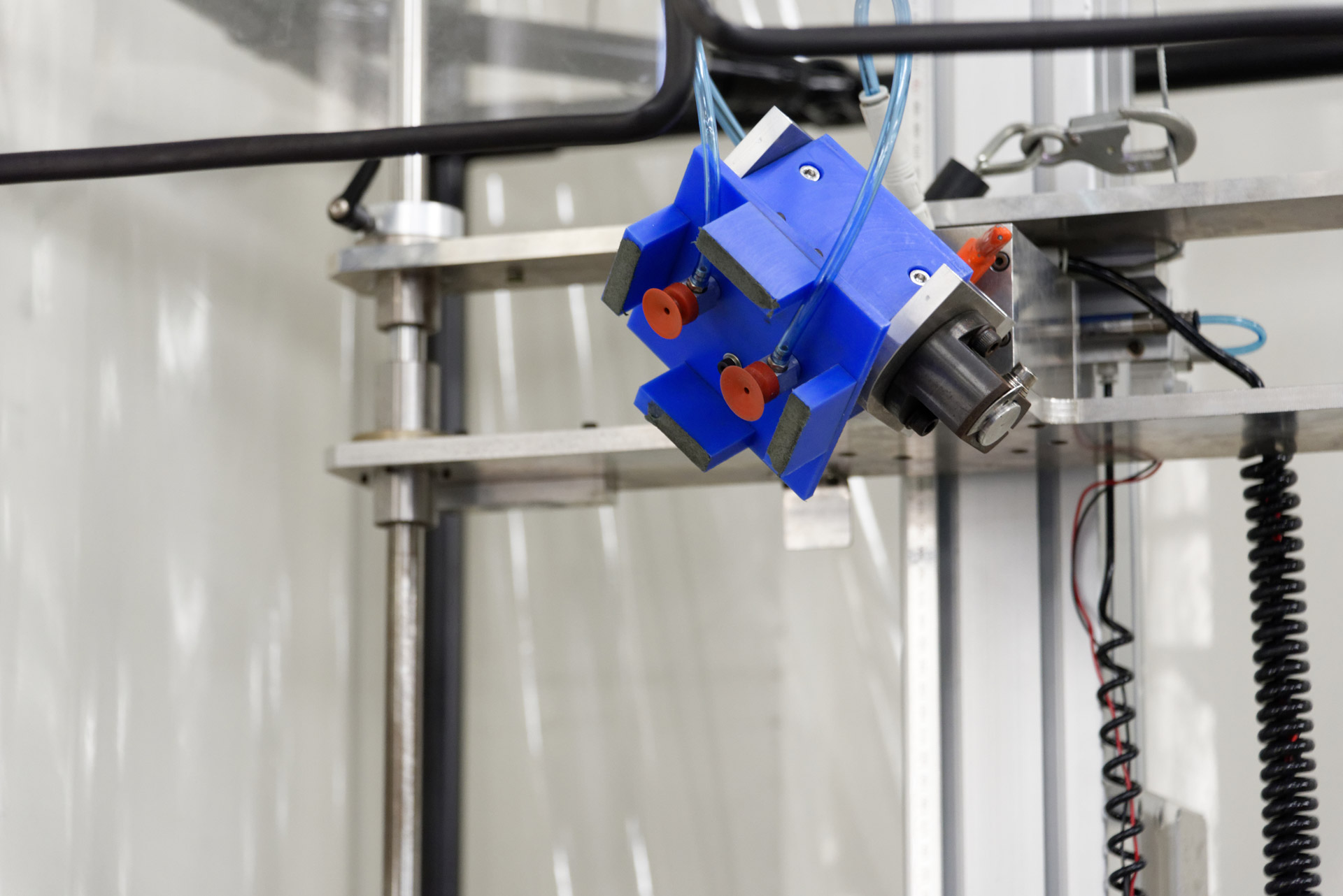 1.5メートル、26方向からコンクリートに落下させる試験。正確に26方向から衝突させるため、最後まで正確にその方向を維持する吸盤を用いた試験機材を新たに開発した