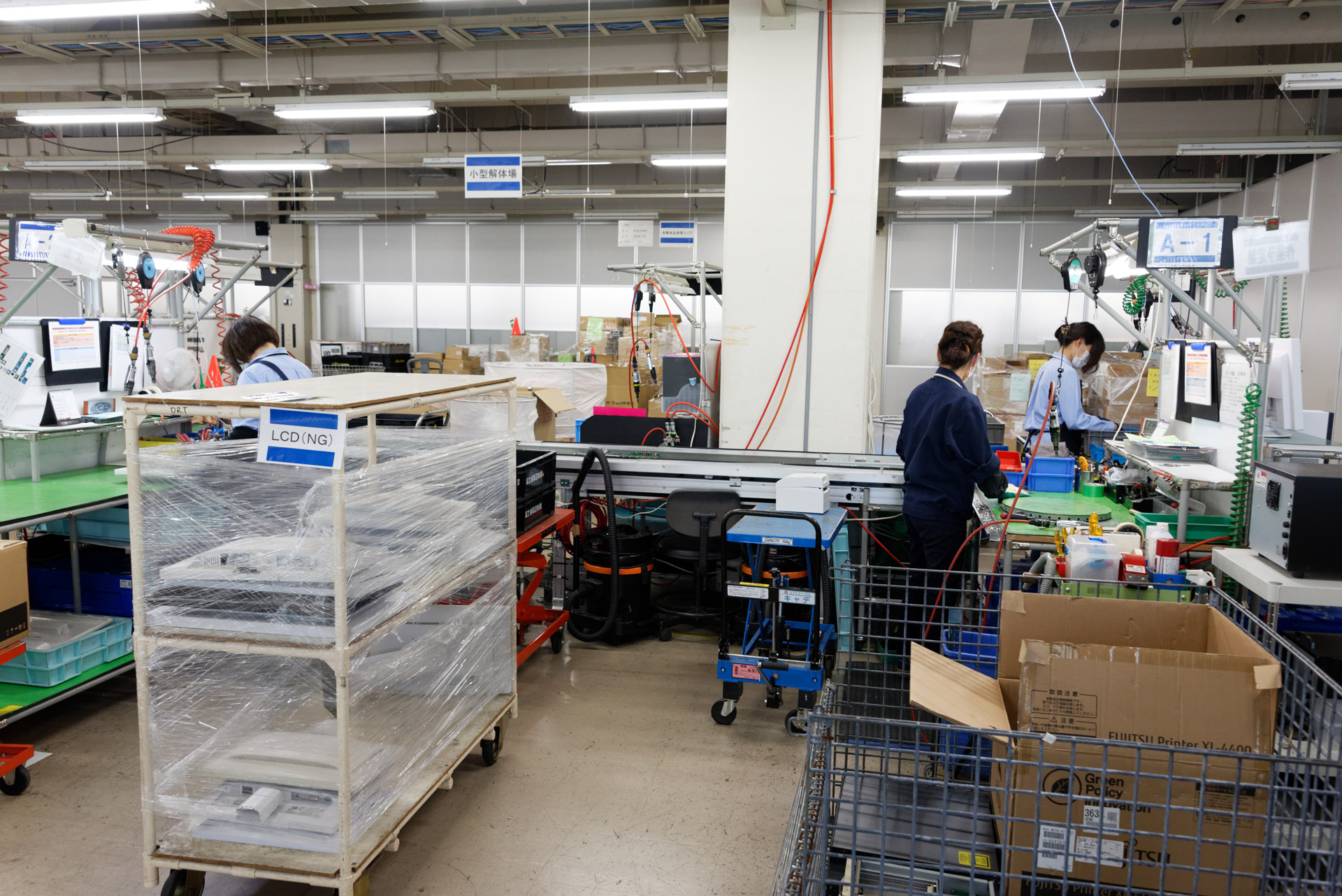 本社工場の一角にあるリサイクルセンター。ここではロボットは使わず、人の手によって1台ずつ分解される
