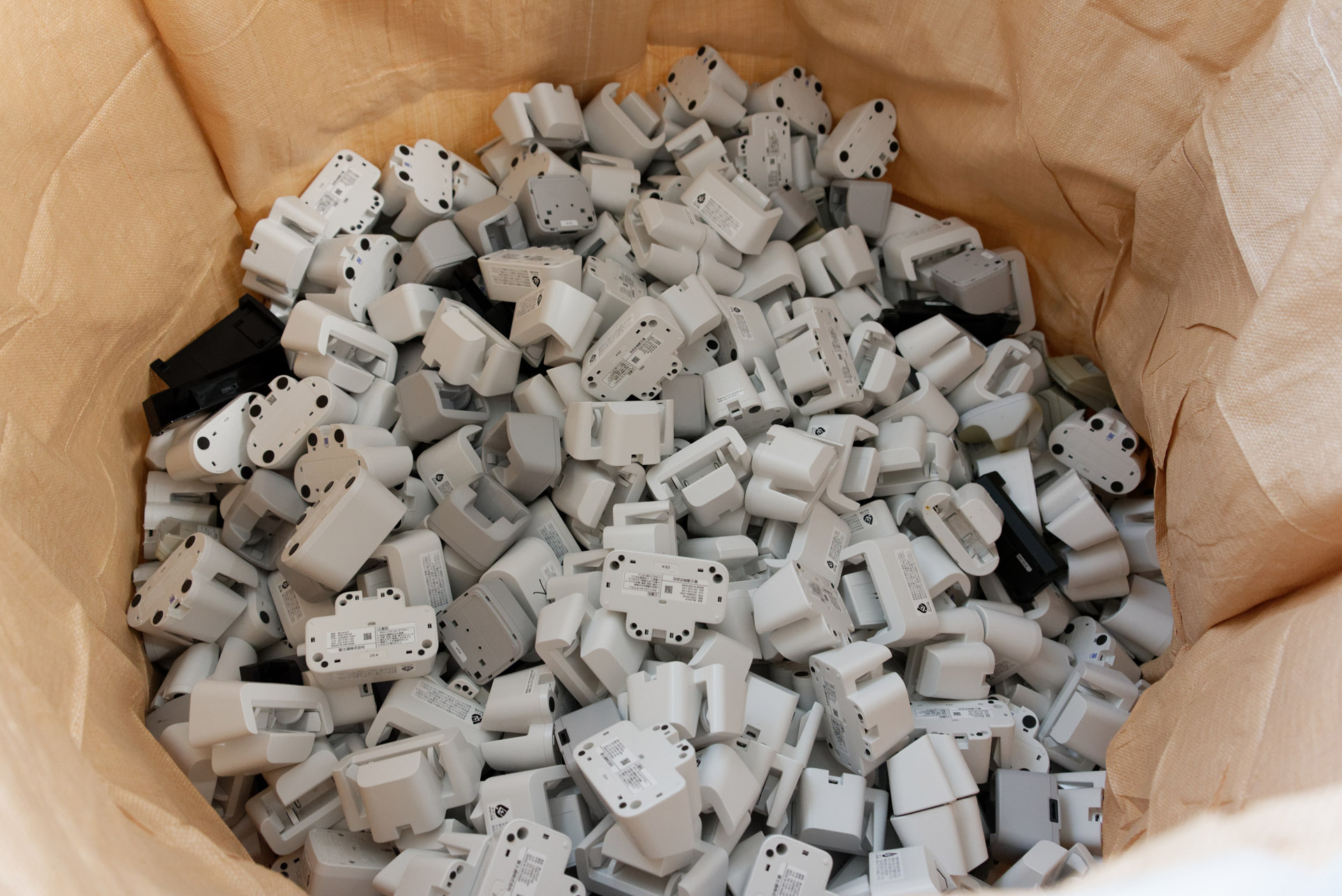 持ち込まれた携帯電話の充電台が無数に