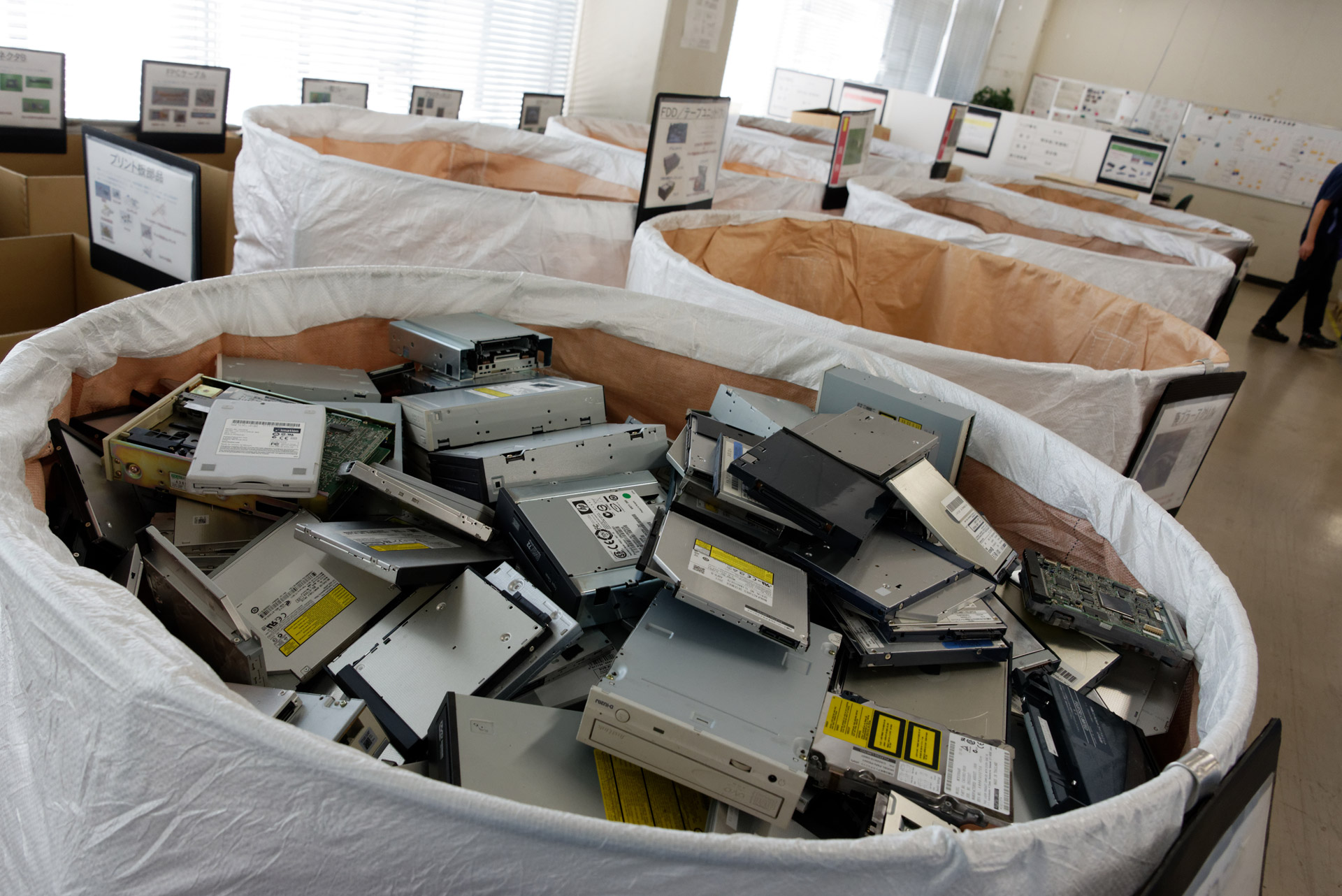 PCから取り外された光学ドライブも大量に山積みされている