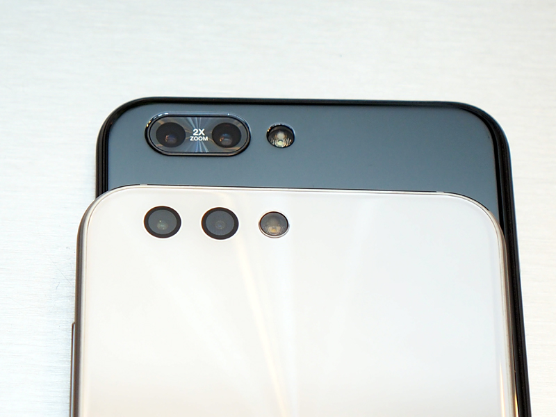 どちらもデュアルカメラを搭載するが、その役割が異なる