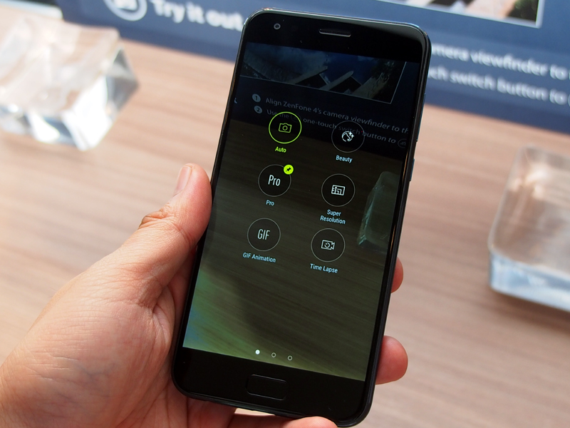 左右のフリックで、メニューを呼び出せるようになった