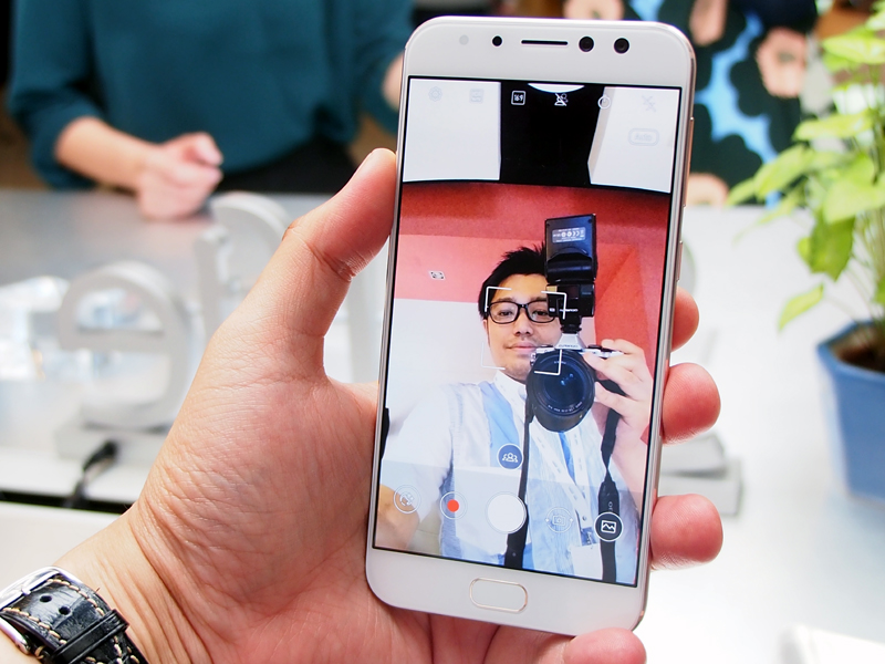 撮影時に表示される人のマークが描かれたボタンをタップすると、ワイドアングルカメラに切り替えることができる