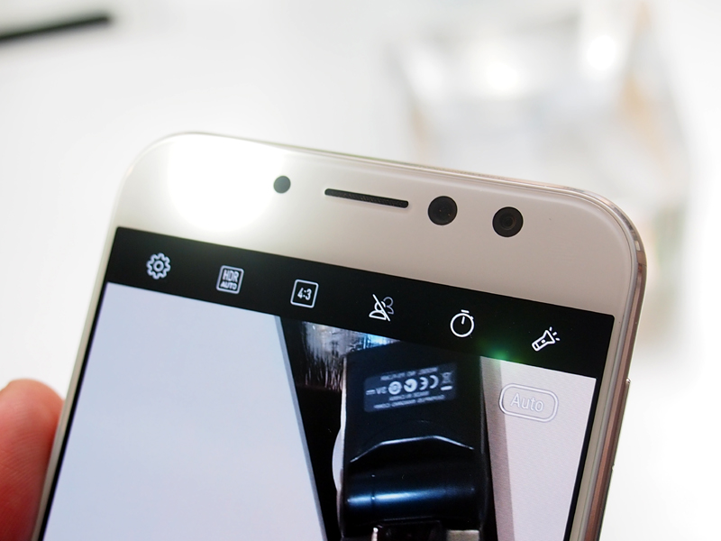 柔らかい光で人肌をきれいに見せる、フロントカメラ用フラッシュ