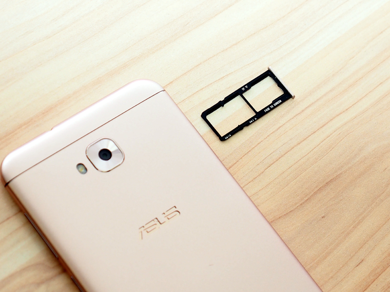 ZenFone 4 Selfieのみ、2つのSIMカードスロットと同時に利用できる、microSDカードスロットを搭載。ZenFone 4 Selfie Proは2つ目のSIMスロットとmicroSDカードスロットが排他仕様