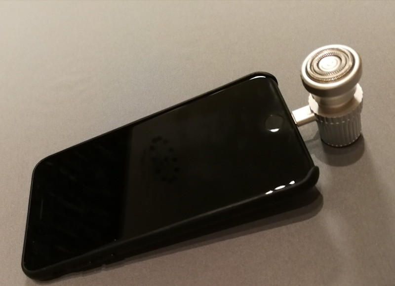 画面のオン・オフも、電源スイッチのオン・オフも関係なく、ひげ剃りのLightningプラグをiPhoneの充電ポートに差し込めばモーターが回転する。究極のプラグ＆プレイだ