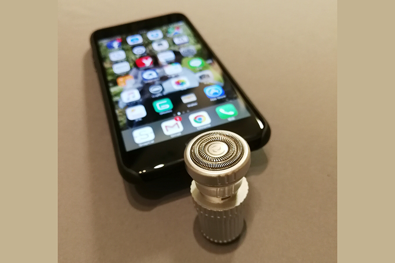 360度カメラか集音マイクのようなiPhone用携帯ひげ剃り