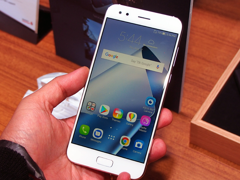 標準カメラとワイドカメラの2つを搭載したZenFone 4