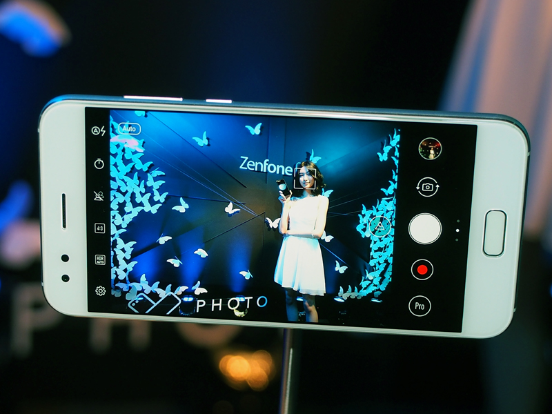 ワイドアングルに切り替えると、標準カメラでは写せなかった背景まで、あますことなく撮影できる