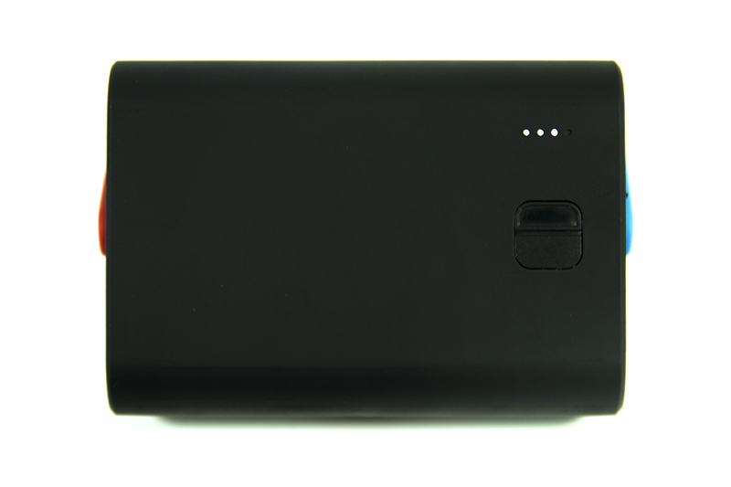 繋ぐだけで給電されるが、充電開始用のボタンも用意。残量を示すインジケーターは4段階