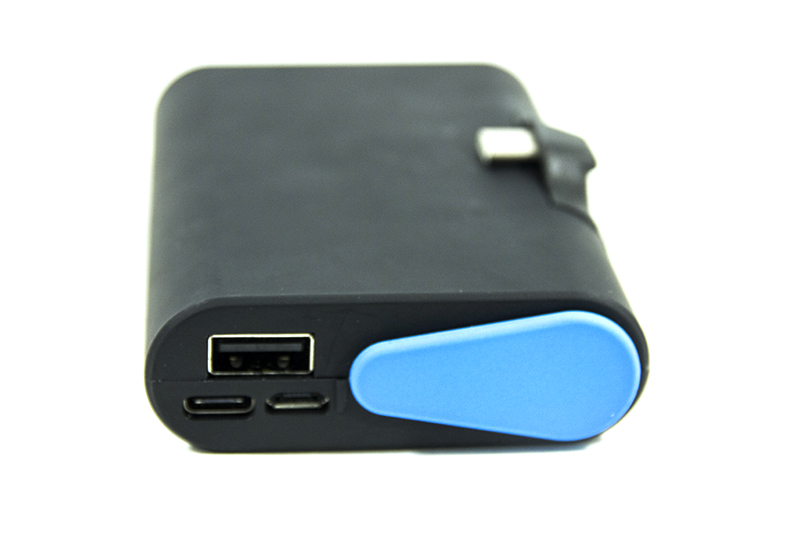 Type-Cプラグのほか、出力用のUSB-Aポート、入力用のmicroUSBポート、そして入出力対応のType-Cポートを備える