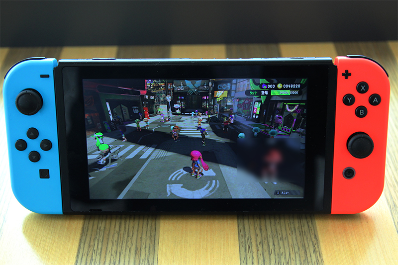 Switch本体のキックスタンド。画面の角度が垂直に近く、若干プレイしづらい