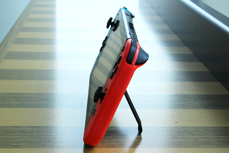 Switch本体のキックスタンド。画面の角度が垂直に近く、若干プレイしづらい