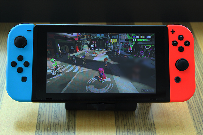 「置くだけモバイルバッテリー」に設置すると、見やすい角度で固定できる