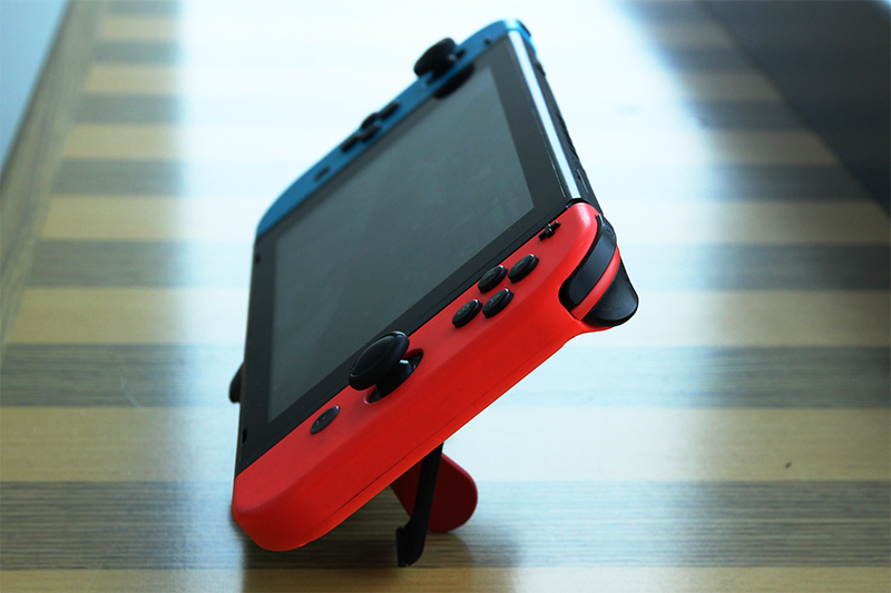 「置くだけモバイルバッテリー」に設置すると、見やすい角度で固定できる