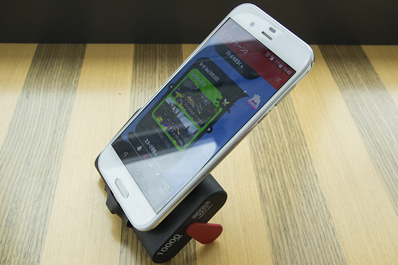 スマートフォンを置くとこんな感じ。スタンドとしては使えるが、重心が安定しないので置いたまま操作するのはおすすめしない