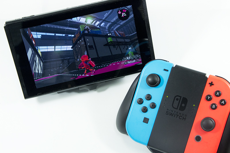「スプラトゥーン2」のような加速度センサーを使うゲームをプレイするときは、Joy-Con用のグリップを忘れないようにしたい