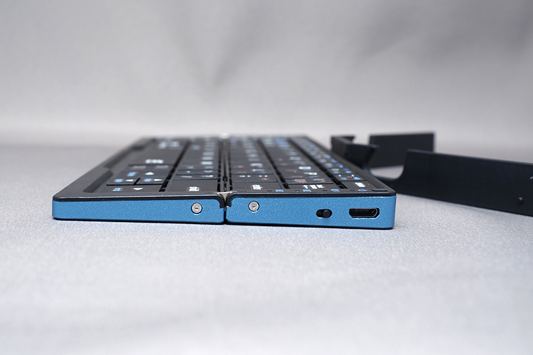 側面に電源スイッチと内蔵電池の充電ポート。ごくわずかながら、上が高くなるように傾斜がついている