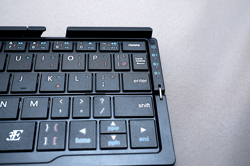 deleteとbackspaceキーが両方ある。が、そのおかげで「かっこ」の入力キーがスペースキーの横というトリッキーな位置に