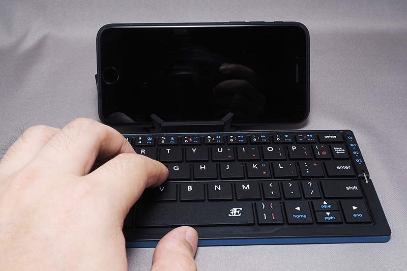 左手をホームポジションに。左右はやや窮屈だが、使い心地は悪くない