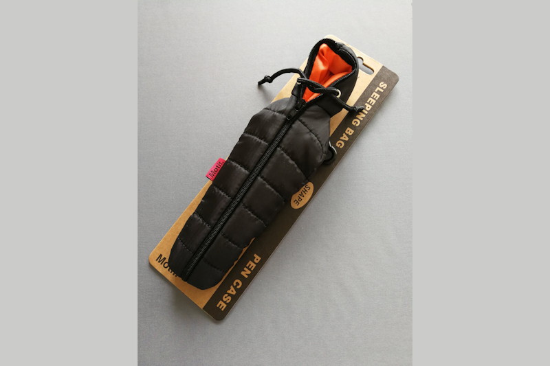 リアルでユースフルなスリーピングバッグのペンケースは久々のヒット商品だ