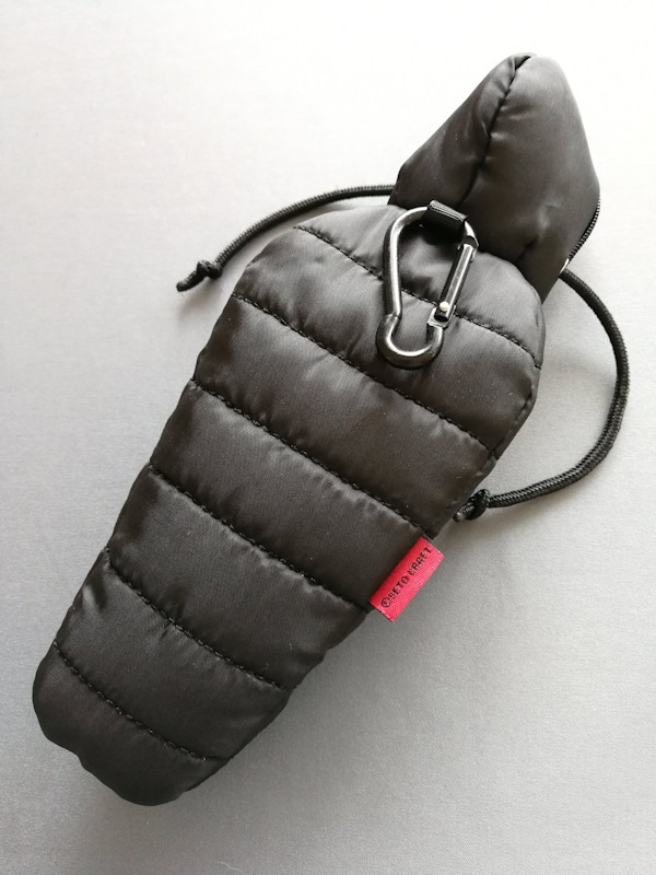 背面にはフック（カラビナ）があり、バッグやリュックにも簡単に取り付けられる