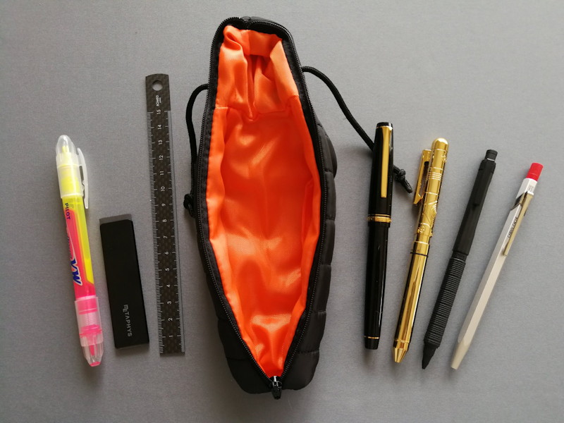 サイズ的に一番邪魔していた定規をスリムなタイプに変えて解決した