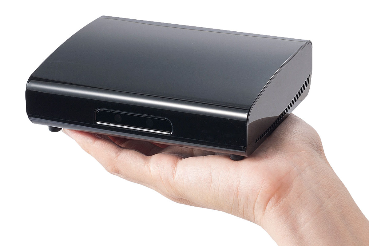 サンワサプライの「フルセグチューナー STV100」。サイズが約幅13.2×奥行き10×高さ4.3cm（実測値）の箱形チューナーで、端子は3つ（LANポート/アンテナ端子/電源ジャック）。Wi-Fi対応ルーターとLANケーブルで接続して使い、iOS端末でテレビ番組（フルセグ解像度）を視聴できます。番組視聴は室内（同一LAN内/Wi-Fi）でも屋外（インターネット経由）でも可能。サンワダイレクト価格は税込1万4000円。