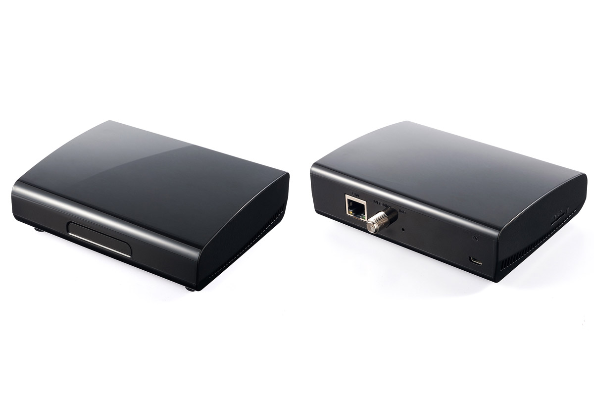 サンワサプライの「フルセグチューナー STV100」。サイズが約幅13.2×奥行き10×高さ4.3cm（実測値）の箱形チューナーで、端子は3つ（LANポート/アンテナ端子/電源ジャック）。Wi-Fi対応ルーターとLANケーブルで接続して使い、iOS端末でテレビ番組（フルセグ解像度）を視聴できます。番組視聴は室内（同一LAN内/Wi-Fi）でも屋外（インターネット経由）でも可能。サンワダイレクト価格は税込1万4000円。