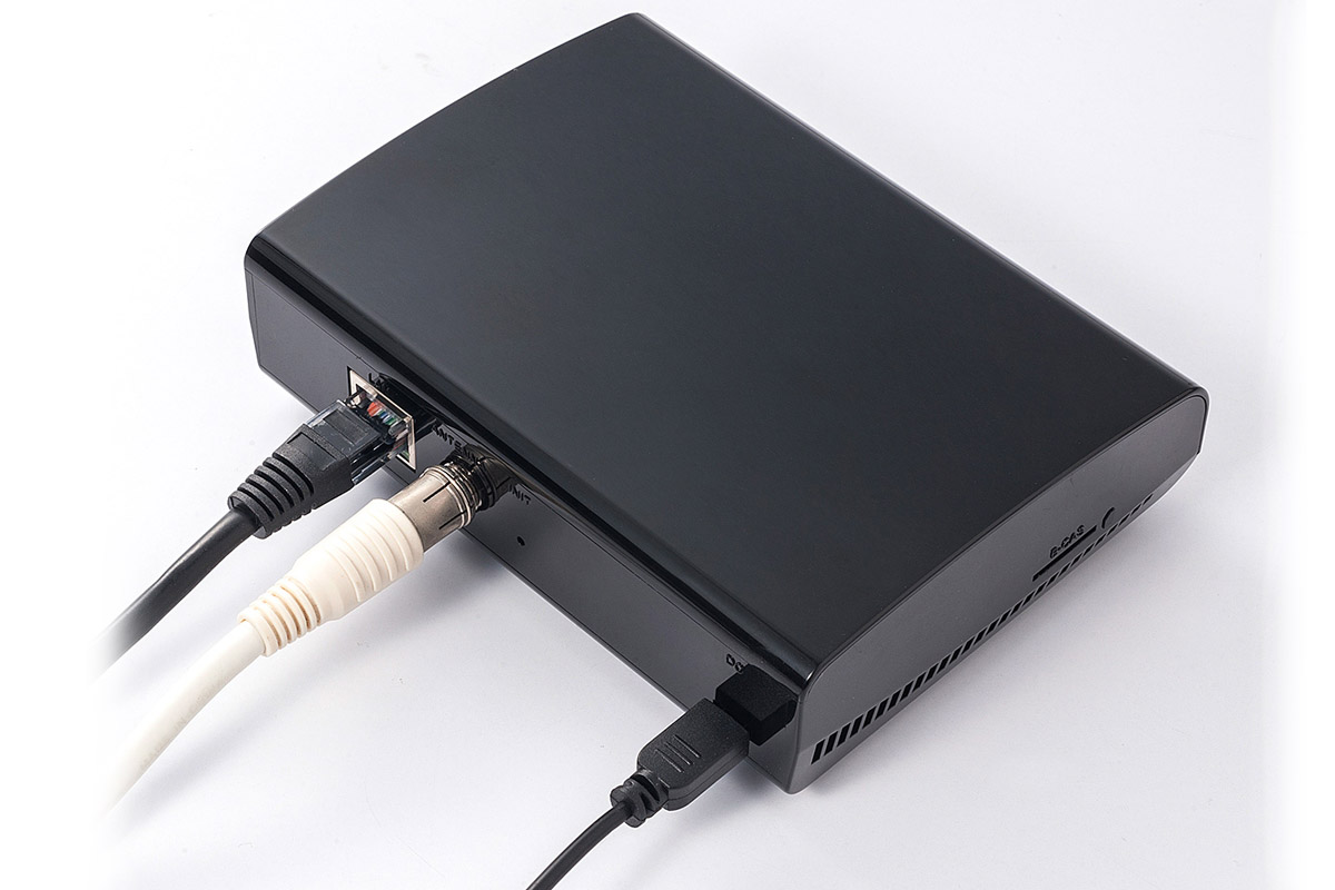 本体には、LANケーブル、ACアダプタ＋電源用USBケーブル、mini B-CASカードおよび説明書が付属。使用時は本体に3本のケーブルがつながります。テレビ番組の視聴などはiOS端末にインストールした専用アプリ「そとでもテレビ」（<a href="https://itunes.apple.com/jp/app/sotodemoterebi/id1047120467?mt=8" class="n" target="_blank">App Store</a>）で行います。