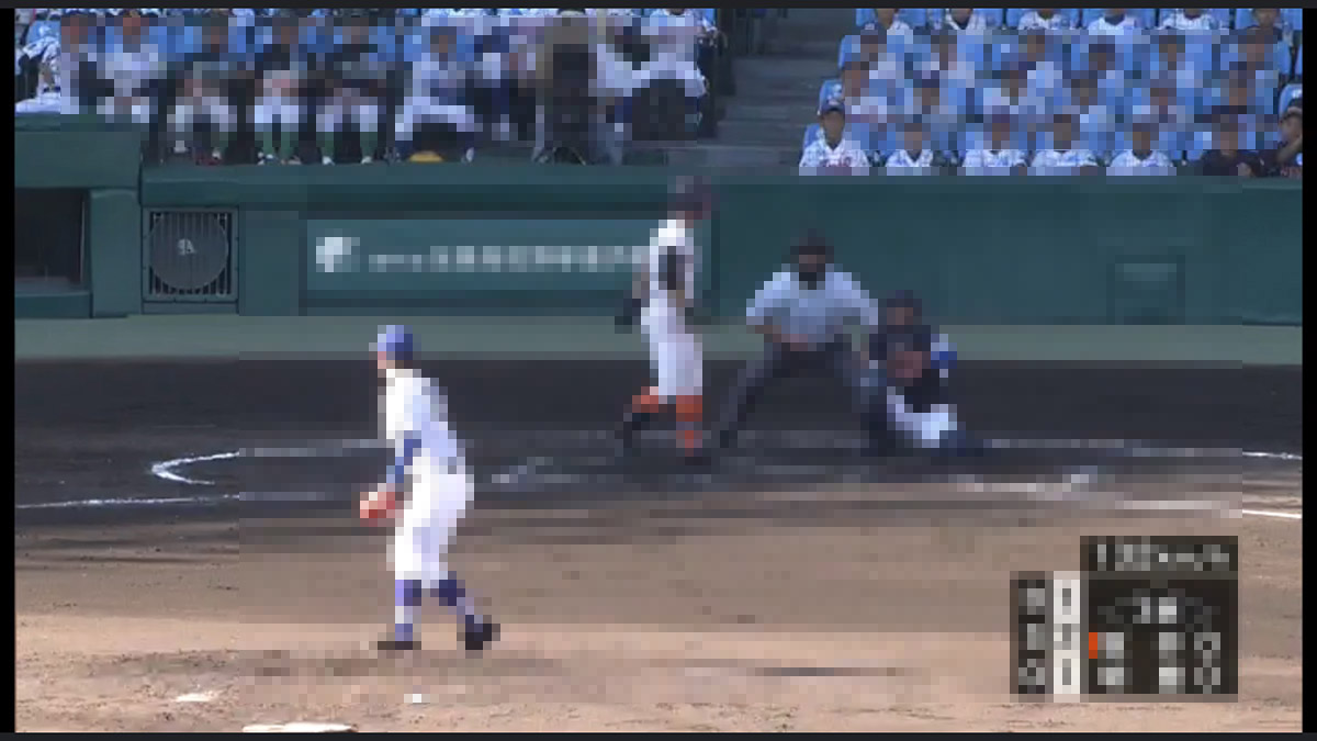 「そとでもテレビ」アプリの表示例。縦表示では番組映像とともに番組表も表示されます。横表示では番組映像が全画面表示に。画面をタップすると、「選局」「録画」「設定」のメニューが表示されます（縦表示/横表示とも）。右画像の薄茶色の表示は選局表示で、チャンネルを選べるほか、画質を「低画質」「標準」「高画質」の3段階から選ぶことができます。