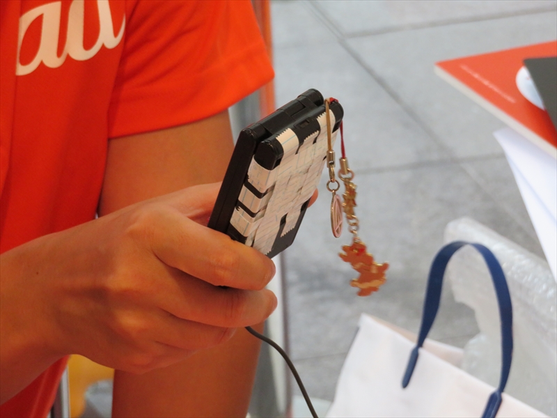 バッテリーパックが膨らんで接点と接触不良を起こしている場合はテープで角度調整