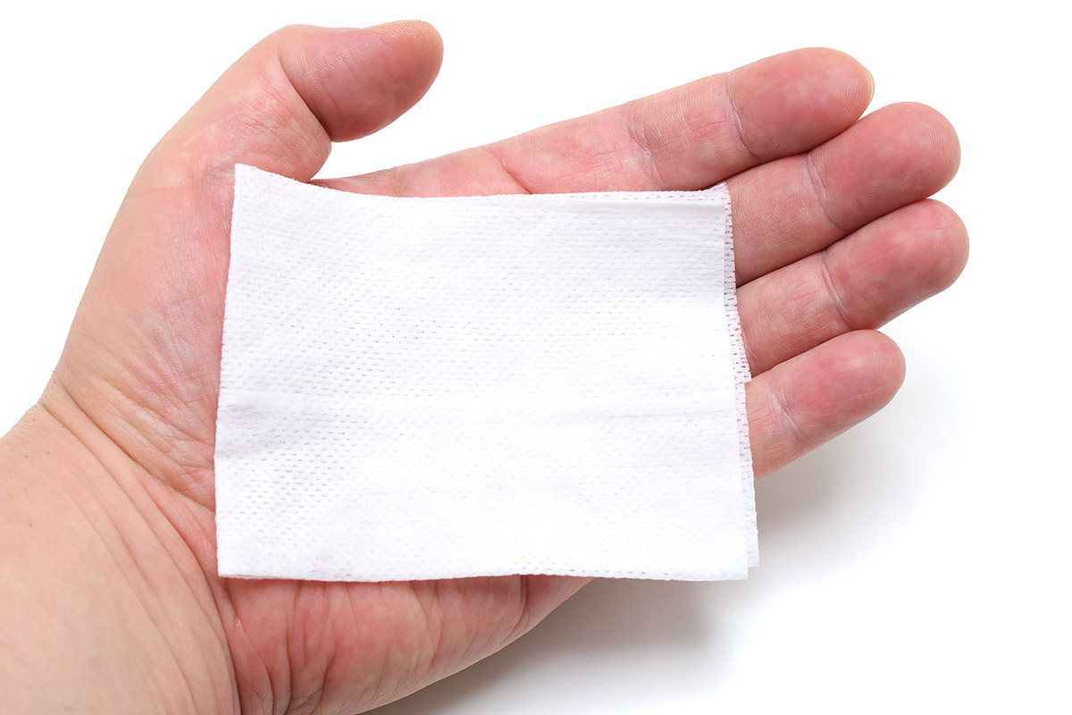 コーヨー化成の「ギラギラ君」。何種類かあるシリーズ製品ですが、写真のものは「オリジナル」と呼ばれるウェットシート。メントールとカフェインが含まれていて、一般のウェットシートより刺激が強く、顔を拭くとその刺激でシャキッと眠気が覚めるという製品です。メーカー直販価格は1パッケージ（15枚入り）で税込270円。