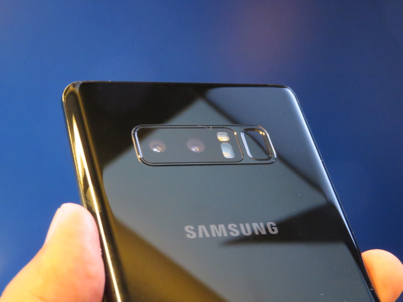 デュアルカメラ。左側が望遠、右側がノーマル。カメラと指紋認証センサーの間にフラッシュを配置することで、レンズに指紋が付きにくく工夫されている