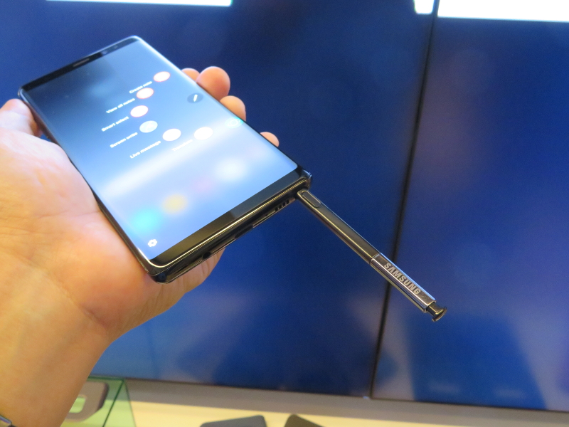 端末下部にS-Penが収納されており、軽くプッシュすることで取り出せる