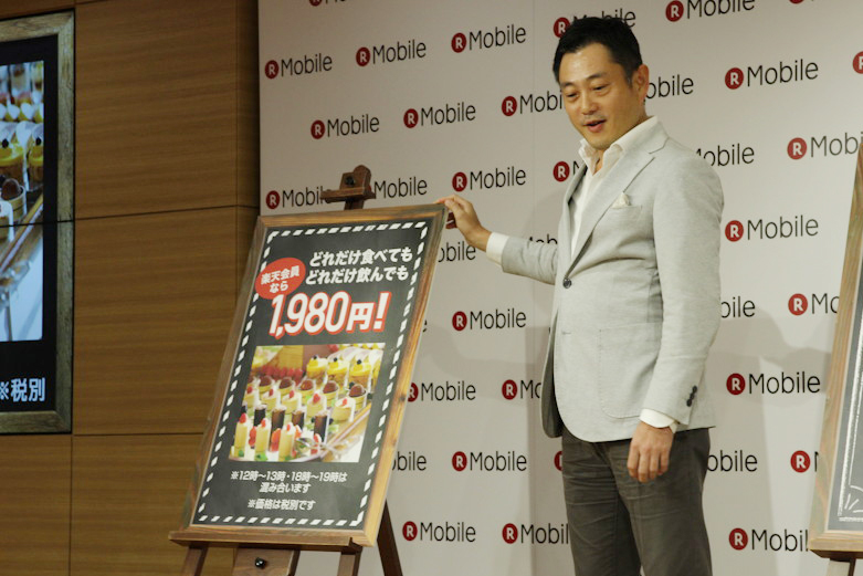 混みあう時間もあるが、ちゃんとケーキが食べ放題！　アピールする大尾嘉氏