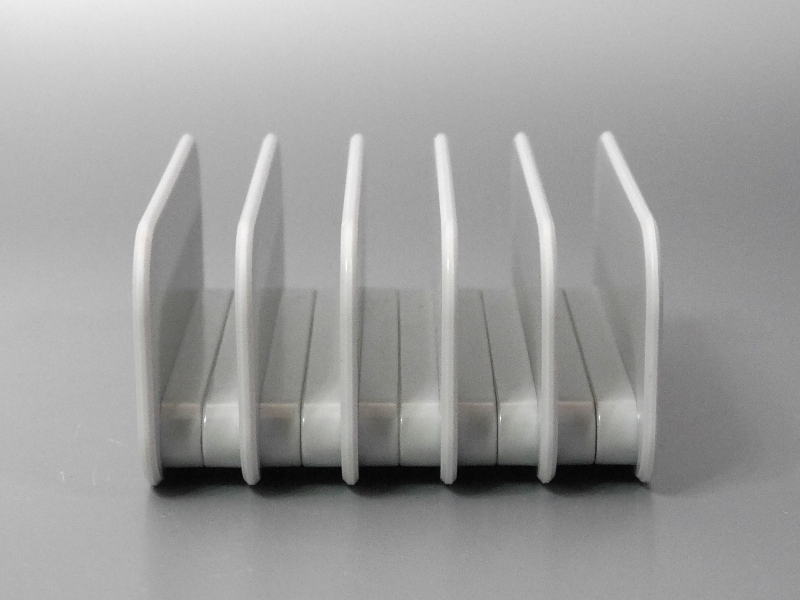 パーティションで区切られた間に5台のスマホ・タブレットを立てられる。それぞれの間隔は約15mm