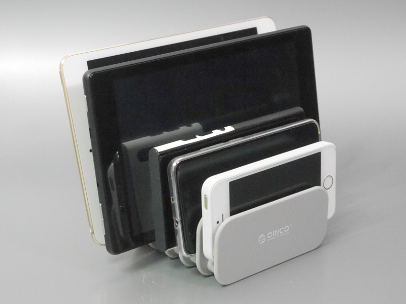 スマホ・タブレット5台を立てた状態。充電中でもすぐに取り出せる
