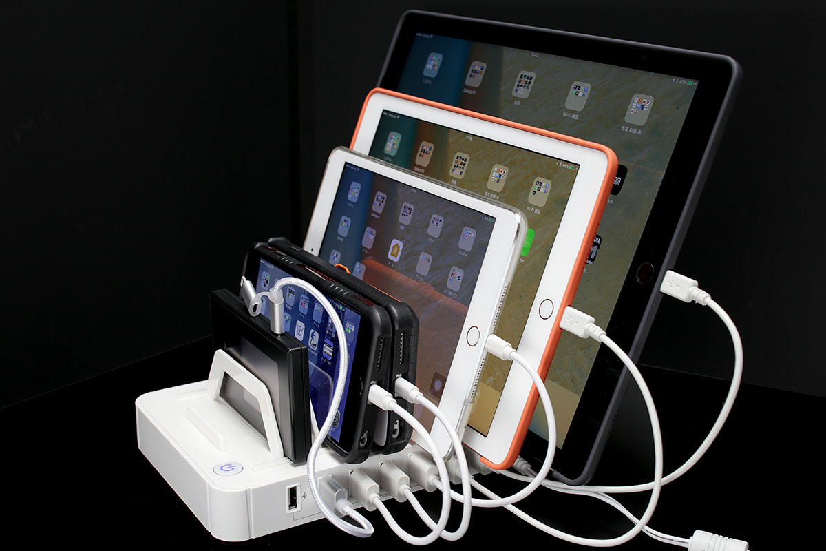7ポート充電台「S76272Q3」の旧型にあたる「S76272」の使用例。タブレットやスマートフォンを出し入れしやすい状態で立てつつ、充電できます。旧型にはUSB Type-CポートがなくQuick Charger 3.0にも非対応ですが、各USBポートは2.4A出力対応で端末を急速充電できます。ちなみにスタンドにはUSBケーブルは付属していません。写真の短いUSBケーブルは別途購入しました。