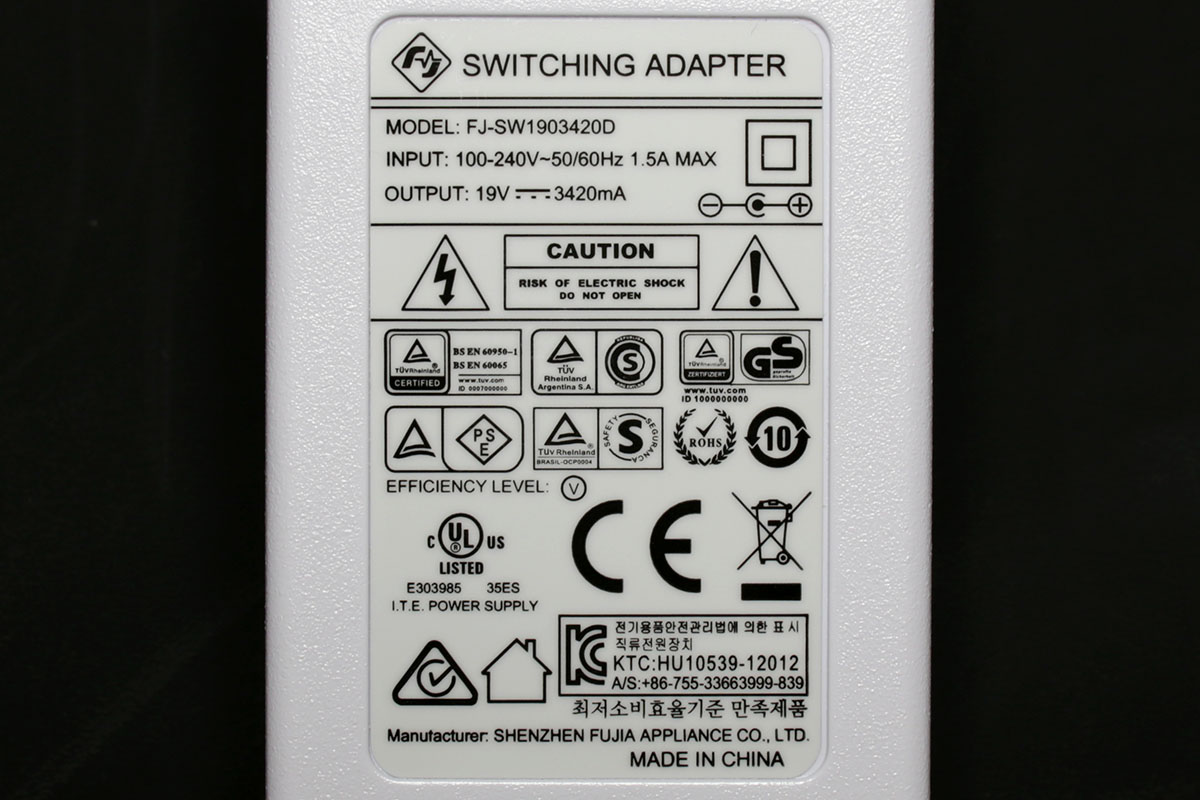 SACの新旧スタンドとも電源はACアダプター。少し大きめで、ノートパソコン用という感じのACアダプターです。ちなみに新型も旧型も同じ型番のACアダプターでした。