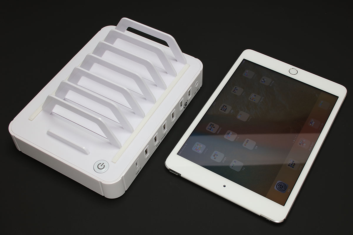 7ポート充電台「S76272Q3」はA5サイズ程度のスペースがあれば置くことができます。A5サイズはiPad miniとだいたい同じ大きさです。