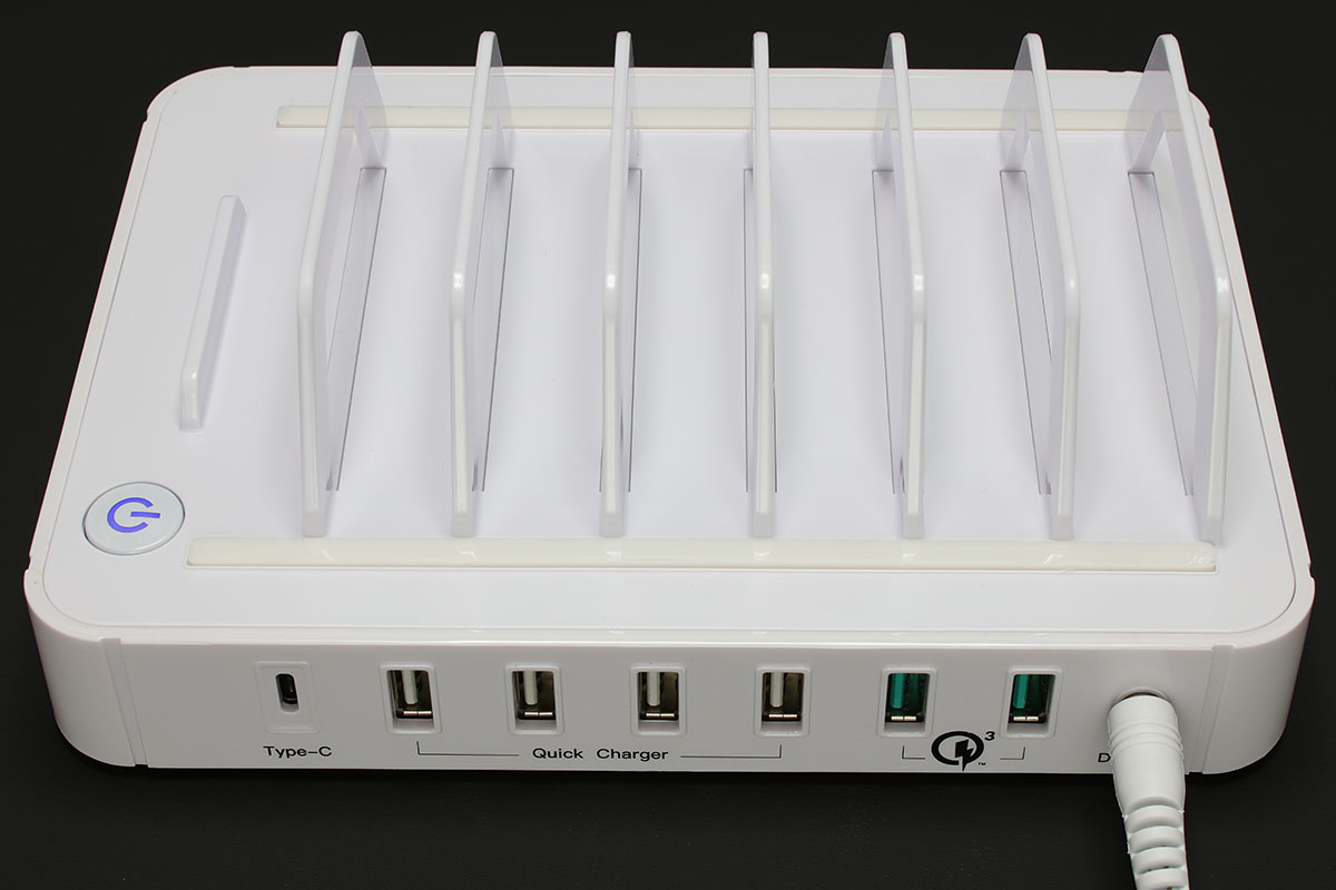 ポート類は左から、USB Type-C（5V/3A）×1、USB（5V/2.4A）×4、USB（Qualcomm Quick Charger 3.0対応）×2で、合計7ポート。本体にはクリック感のある電源ボタンがあり、通電時は青く光ります。電源はちょっと大きめのACアダプターです。