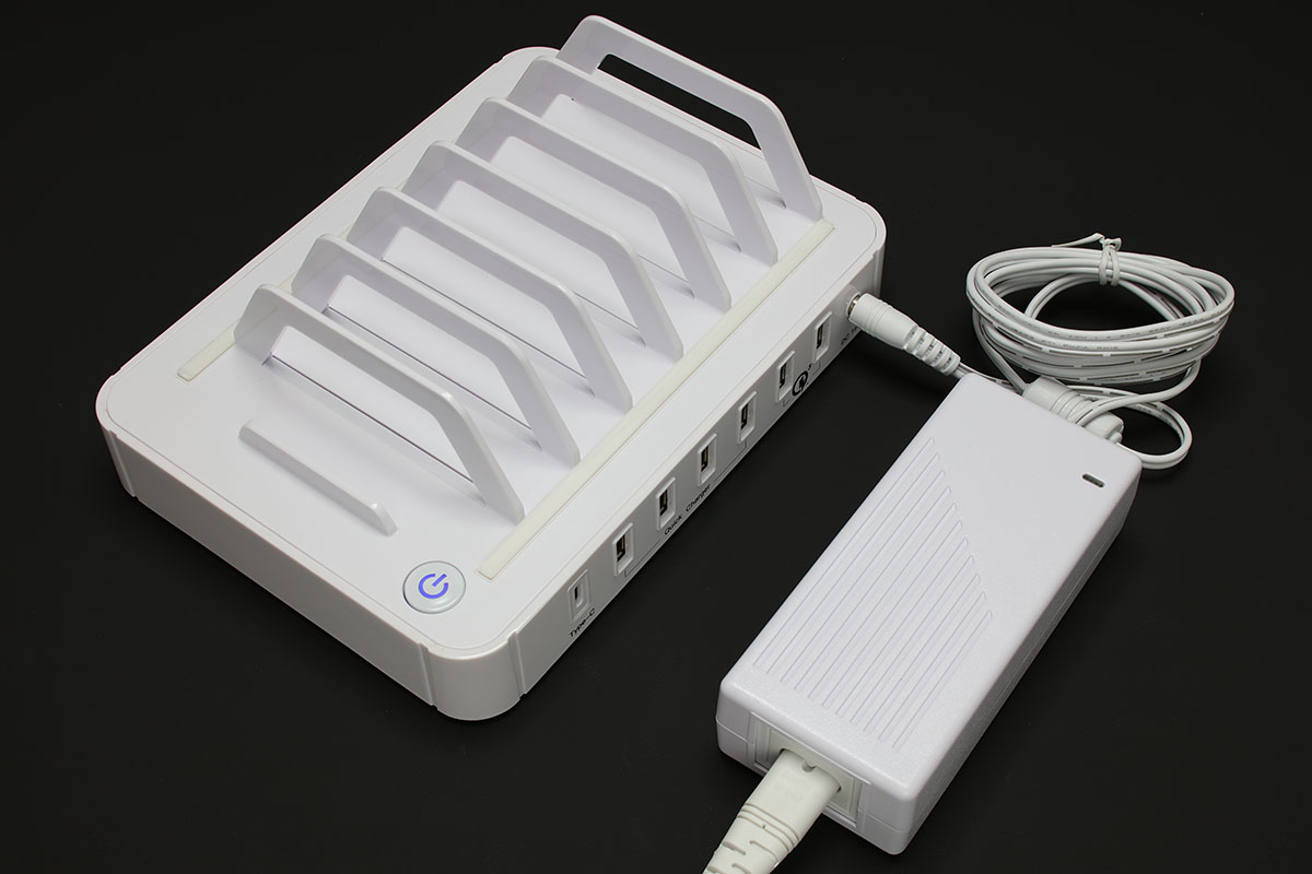 ポート類は左から、USB Type-C（5V/3A）×1、USB（5V/2.4A）×4、USB（Qualcomm Quick Charger 3.0対応）×2で、合計7ポート。本体にはクリック感のある電源ボタンがあり、通電時は青く光ります。電源はちょっと大きめのACアダプターです。