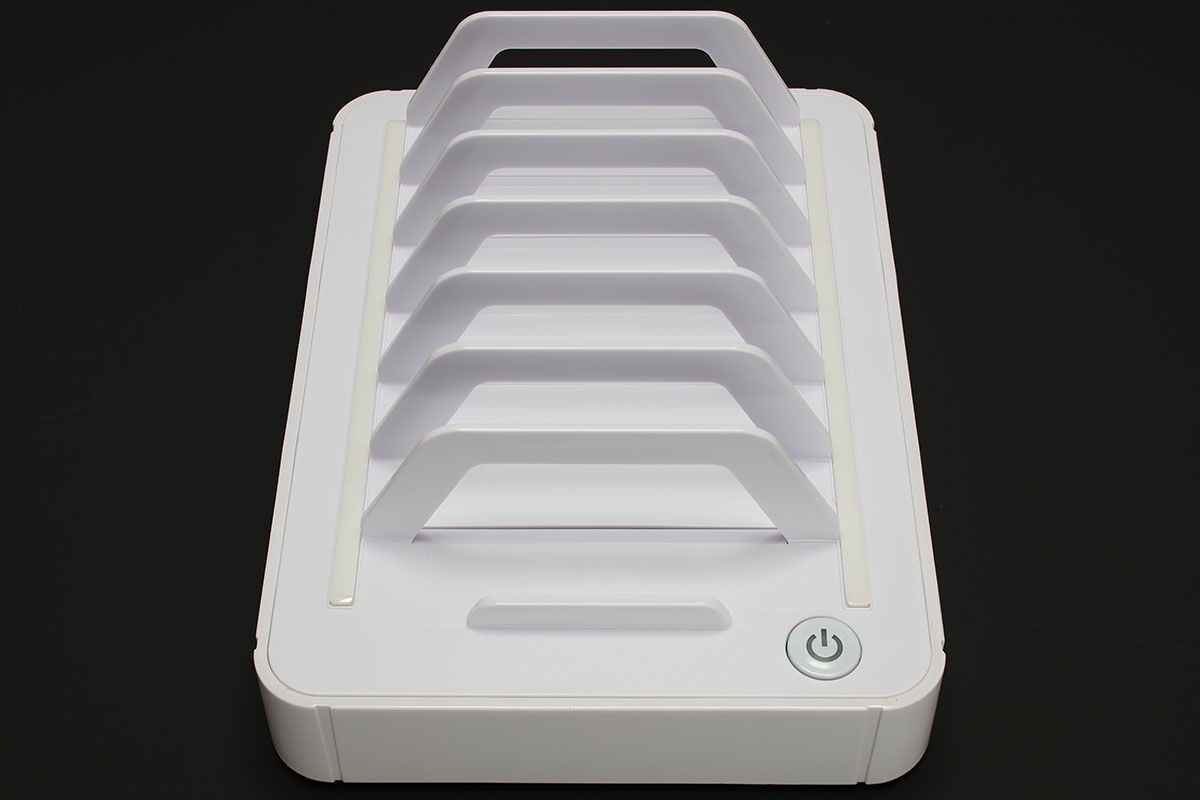 本体上面および底面に2列ずつの滑り止めがあり、端末がズレにくく、本体自体も安定的に置いておけます。端末の出し入れで本体が動くことは、ほぼありません。